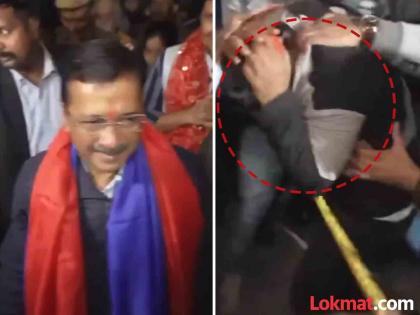 Liquid was thrown on Arvind Kejriwal during padyatra in Greater Kailash accused was arrested | VIDEO: अरविंद केजरीवाल यांच्यावर हल्ला करण्याचा प्रयत्न; तरुणाला लोकांनी पकडून केली मारहाण