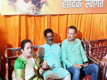 shiv sena arvind sawant tauts eknath shinde group over dasara melava | निष्ठावंतांच्या मदतीने रामाने रावणाला हरवले; अरविंद सावंत यांचा टोला