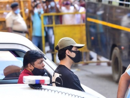 aryan khan drugs case shahrukh khan son will seek bail on modnay before session court | Mumbai cruise drug case : Aryan Khan ला तुर्तास दिलासा नाहीच; जामीन अर्जावर बुधवारी होणार सुनावणी