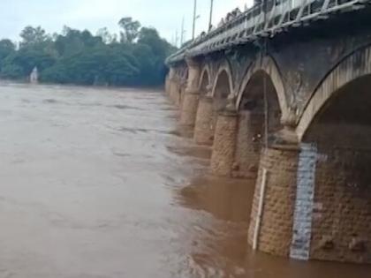 Incessant rains in Sangli district, water level of Krishna river at 15 feet, Discharge of one lakh cusecs from Almaty dam | सांगली जिल्ह्यात पावसाची संततधार, कृष्णा नदीची पाणीपातळी १५ फुटांवर; अलमट्टीतून एक लाख क्युसेकने विसर्ग