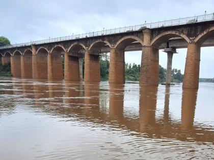 15 feet of water near Irwin Bridge in Sangli, four dams on Krishna River underwater | सांगलीमध्ये आयर्विन पुलाजवळ १५ फूट पाणी, कृष्णा नदीवरील चार बंधारे पाण्याखाली 15 feet of water near Irwin Bridge in Sangli, four dams on Krishna River underwater | सांगलीमध्ये आयर्विन पुलाजवळ १५ फूट पाणी, कृष्णा नदीवरील चार बंधारे पाण्याखाली