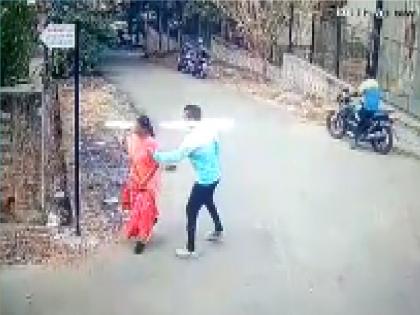 Thieves steal chain from woman neck in broad daylight in Kolhapur, incident caught on CCTV camera | Kolhapur: भरदिवसा चोरट्यांनी महिलेच्या गळ्यातील चेन हिसकावली, घटना सीसीटीव्ही कॅमेऱ्यात कैद