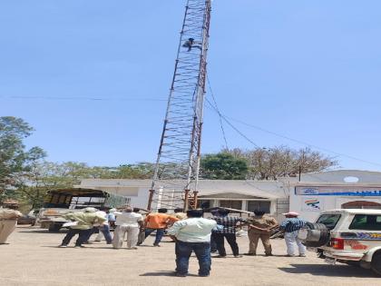 Husband protests in Sholay style as wife does not sleep; Climbed wireless tower in sangli | Sangli: पत्नी नांदत नसल्याने पतीचे शोले स्टाइल आंदोलन; वायरलेस टॉवरवर चढला, पोलिस कोठडीत रवानगी