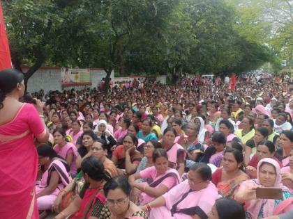 in raigad alibaugh 3000 anganwadis locked due to strike of anganwadi workers | अंगणवाडी सेविकांच्या संपामुळे तीन हजार अंगणवाड्यांना कुलूप