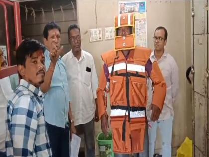 Distribution of stretchers, life jackets to flood villages in Thane district | ठाणे जिल्ह्यातील पूरग्रस्त, दरडप्रवण गावांना स्ट्रेचर, लाईफ जॅकेटचे वाटप!