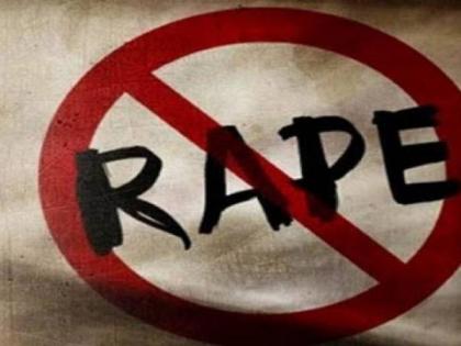 Gang rape of a minor girl by showing a video of a girl taking a bath | अंघोळ करीत असलेल्या मुलीचा व्हिडिओ दाखवून अल्पवयीन विद्यार्थिनीवर सामूहिक बलात्कार