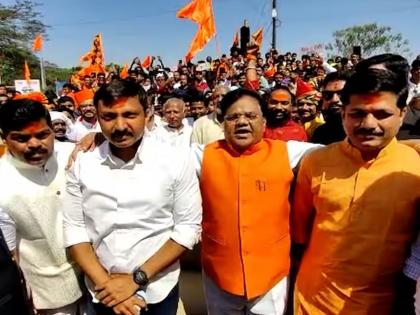 Uddhav Thackeray vs Eknath Shinde: One MP Omraje Nimbalkar from Thackeray group, one MLA kailas patil... Tanaji Sawant's hands on there shoulder, photo says a lot... | Uddhav Thackeray vs Eknath Shinde: फोटो बरेच काही सांगतोय? ठाकरे गटाचे एक खासदार, एक आमदार...तानाजी सावंतांचे खांद्यावर हात