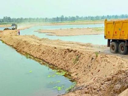 government officials raid on sand smugglers are just for show off people says | फक्त धाक दाखवण्यासाठी अधिकाऱ्यांच्या रेती चोरीवर धाडी..? चर्चांना उधाण