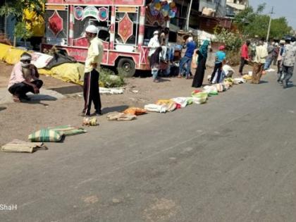 Waiting in the scorching sun for cheap grain |  स्वस्त धान्यासाठी रखरखत्या उन्हात प्रतिक्षा