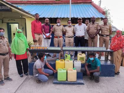 Asegaon police cracks down on illegal liquor and gambling | आसेगाव पोलिसांची अवैध दारू व जुगारावर कारवाई