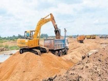 Mutually sold sand; The truck driver cheated the truck owner | परस्पर विकली वाळू; ट्रक चालकानं केली ट्रक मालकाची फसवणूक