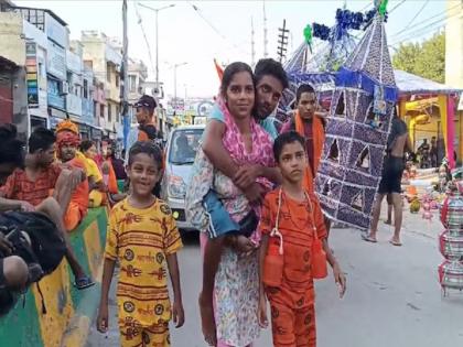 wife carries the disabled husband on her back and completed 150 km long kanwar yatra muzaffarnagar | अतूट नातं! "पतीची सेवा करणं हेच..."; पाठीवर घेऊन पत्नीने पूर्ण केली १५० किमीची कावड यात्रा wife carries the disabled husband on her back and completed 150 km long kanwar yatra muzaffarnagar | अतूट नातं! "पतीची सेवा करणं हेच..."; पाठीवर घेऊन पत्नीने पूर्ण केली १५० किमीची कावड यात्रा