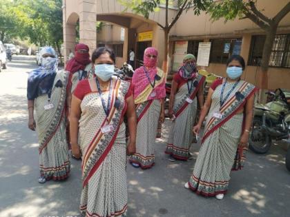 In Nagpur, Asha group promoters protested with black ribbons | नागपुरात आशा गट प्रवर्तकांनी काळ्या फिती लावून केला निषेध