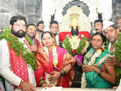 ashadhi wari Chief Minister Eknath Shinde conducted the official Maha Puja | तुका म्हणे काहीं न मागे आणीक। तुझे पायीं सुख सर्व आहे।।; मुख्यमंत्र्यांच्या हस्ते पार पडली शासकीय महापूजा