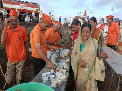 Video: Taking care of the health of the warkari, 10 thousand cups of Paithana's Ayurvedik tea are given to Dindi every day | Video: वारकऱ्यांच्या तब्येतीच्या काळजी, दररोज १० हजार कप पैठणचा चहा देतो दिंडीला तरतरी