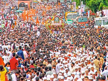 Warkaris silence on controversy; Hopes that the tradition of Wari will not be tarnished | मौनातूनच वारकऱ्यांचे वादावर कोरडे; वारीच्या परंपरेला गालबोट लागू नये अशी अपेक्षा Warkaris silence on controversy; Hopes that the tradition of Wari will not be tarnished | मौनातूनच वारकऱ्यांचे वादावर कोरडे; वारीच्या परंपरेला गालबोट लागू नये अशी अपेक्षा