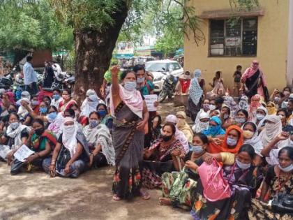 Agitation of Asha workers in front of Murtijapur tahsil office | विविध मागण्यांसाठी आशा स्वयंसेविकांचे मूर्तिजापूर तहसील कार्यालयासमोर धरणे