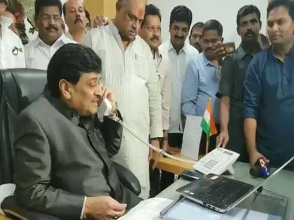 Video: Ashok Chavan's first call to Bapmansas as he takes over as minister | Video : मंत्रिपदाचा पदभार स्विकारताच चव्हाणांचा पहिला कॉल 'त्या' बापमाणसाला