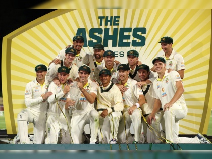 Australia wins the Ashes 2021-22 with 4-0; England lose 10-56 in 22 overs, all out in 124, Australia won by 146 runs | Australia wins the Ashes 2021-22: ऑस्ट्रेलियानं 'अ‍ॅशेस' जिंकली; इंग्लंडने २२ षटकांत ५६ धावातं गमावले १० फलंदाज!