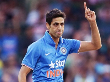 Ashish Nehra: Hardworking and stubborn bowlers | आशीष नेहरा : मेहनती आणि जिद्दी गोलंदाज 