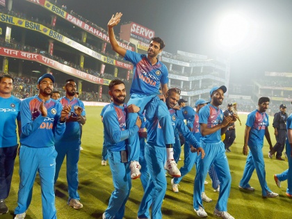 Ashish Nehra plays a new role in the India-Sri Lanka Test | भारत-श्रीलंका कसोटीत आशिष नेहरा नव्या भूमिकेत