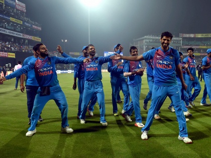 Celebration of Team India in Pakistan, celebrations by Pakistan cricket fans | टीम इंडियाच्या विजयाचे पाकिस्तानमध्ये सेलिब्रेशन, पाकिस्तानी क्रिकेटप्रेमींनी मानले भारताचे आभार