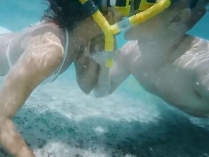 Aashka Goardia locks lips with Brent Goble underwater Romance; watch video | टीव्हीच्या या अभिनेत्रीचा असा सुरू होता पतिसह अंडर वॉटर स्लो मोशन लिपलॉक, VIDEO आला समोर