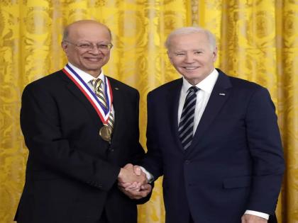 ashok gadgil honored with white house national medal honored by joe biden | अशोक गाडगीळ यांचा ‘व्हाइट हाउस राष्ट्रीय पदक’ने सन्मान; जो बायडेन यांच्या हस्ते गौरव