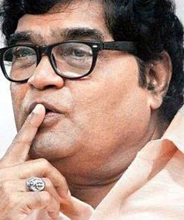 Ashok Saraf was also hit by pits on the roads | रस्त्यांवरील खड्ड्यांवर अशोक सराफ यांचाही प्रहार