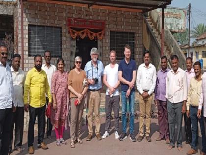 Foreign visitors from Holland visit Late People's Leader Gopinath Munde Primary Ashram School at Dhagewadi in Sangli | Sangli News: परदेशी पाहुणे आले, आश्रमशाळा पाहून हरखले!, स्वर्गीय गोपीनाथ मुंडे शाळेला मदतीची ग्वाही