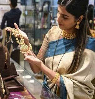 2026 मध्ये किती रुपयांपर्यंत जाऊ शकतं सोनं? जाणून थक्क व्हाल! आता ₹10 हजारनं स्वस्त मिळतंय, एक्सपर्ट म्हणतायत चांगली संधी