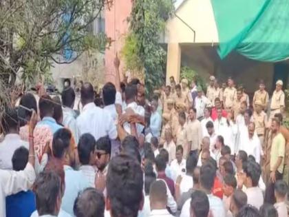 सांगलीतील आष्ट्यातील स्ट्राँगरुमबाहेर महाविकास आघाडीचा गदारोळ; मतांच्या आकडेवारीत तफावत, सुरक्षा नसल्याचाही दावा