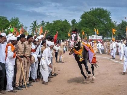 90 years old tradition of Babhalgaon horse in Tukaram Maharaj's palaKhi | तुकाराम महाराजांच्या पालखीत बाभळगावच्या अश्वाची 90 वर्षाची परंपरा