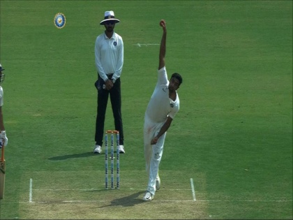 Ashwin's 'leg spin' batsmen hit Videocon shared with BCCI | अश्विनच्या ' लेग स्पिन 'ने फलंदाज हैराण; बीसीसीआयने शेअर केला व्हीडीओ
