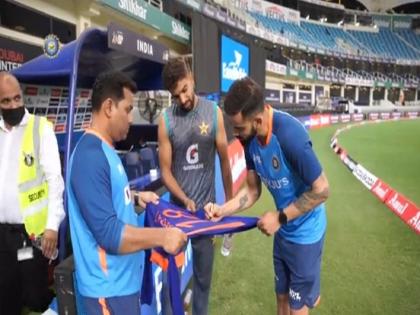 Asia Cup Ind Vs Pak Virat Kohli gifts his signed jersey to Haris Rauf after match  | Asia Cup Ind Vs Pak:किंग कोहलीने जिंकली मनं! पाकिस्तानी खेळाडूला आपली जर्सी देऊन दाखवली खेळभावना