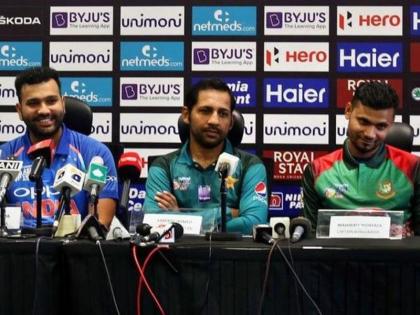 Asia Cup 2018: The things happened in the house and India-Pakistan captain laughed | Asia Cup 2018 : घरातल्या गोष्टी चव्हाट्यावर आल्या आणि भारत-पाकिस्तानचे कर्णधार हसायला लागले
