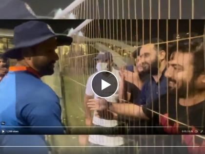 Asia Cup 2022 IND vs PAK : With Pakistani fans asking for a hug, Rohit Sharma stepped out of the ground and went and greeted them, Video | Asia Cup 2022 IND vs PAK : रोहित भाई प्लीज गले मिलो! पाकिस्तानी चाहत्याची इच्छा अन् रोहित शर्मा म्हणाला... Video 