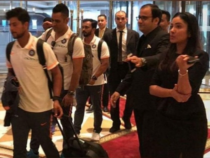 Asia Cup 2018: Indian players reached in Dubai for Asia Cup 2018 | Asia Cup 2018: भारतीय खेळाडू दुबईत दाखल,फॅन्सना सेल्फीचा मोह