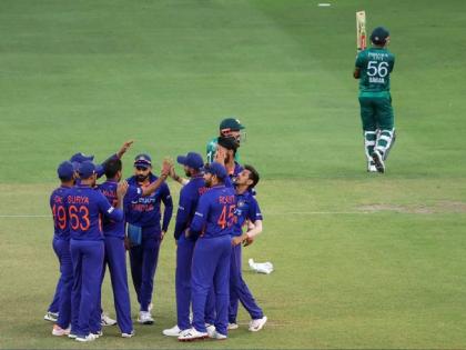 T20 Asia Cup 2022 Ind vs Pak Highlight : India has received a penalty for slow over rate here, 5 fielders inside the circle for the last two overs | Asia Cup 2022 Ind vs Pak Highlight : Ohh No! भारतीय संघावर झाली कारवाई; पाकिस्तानला लागली लॉटरी, पण...