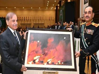 Asim Munir made a fool of the Prime Minister! He gifted a photo of the Chinese army by telling about the attack on India | असीम मुनीरने पंतप्रधानांना बनवले मूर्ख! भारतावरील हल्ल्याचा फोटो सांगून चिनी सैन्याचा फोटो गिफ्ट केला