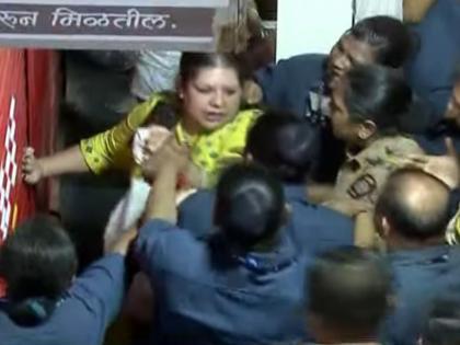 Clash between security guards and devotees on the first day at the 'Lalbaugcha Raja' Mandap | 'लालबागचा राजा' मंडपात पहिल्याच दिवशी सुरक्षा रक्षक आणि भाविकांमध्ये धक्काबुक्की