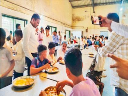 food issue in the ashram school; The students presented the reality before the president of Zilla Parishad | आश्रमशाळेत कच्च्या चपात्या, बेचव भाजी अन् अळणी भात; विद्यार्थ्यांनी मांडले जिल्हा परिषदेच्या अध्यक्षांसमोर वास्तव