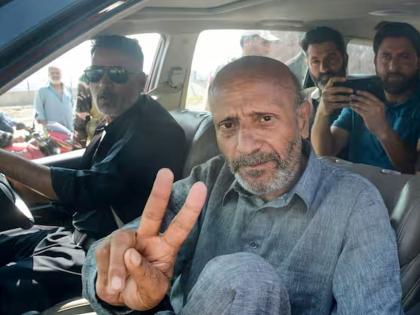 MP Engineer Rashid troubled by transgenders in Tihar Jail AIP claims that they are HIV positive | खासदार इंजिनिअर राशिद तिहार कारागृहात ट्रान्सजेंडर्समुळे त्रस्त; 'ते' HIV पॉझिटिव्ह असल्याचा AIP चा दावा MP Engineer Rashid troubled by transgenders in Tihar Jail AIP claims that they are HIV positive | खासदार इंजिनिअर राशिद तिहार कारागृहात ट्रान्सजेंडर्समुळे त्रस्त; 'ते' HIV पॉझिटिव्ह असल्याचा AIP चा दावा
