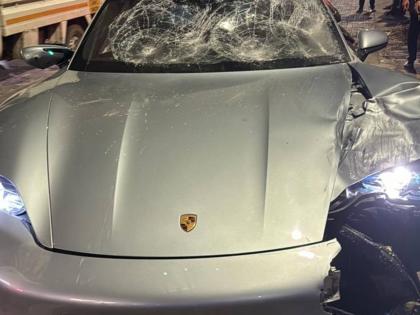 Two crushed by luxury Porsche car in Pune Young and young women were killed on the spot | विना नंबरप्लेटच्या भरधाव पोर्शे गाडीने तरुण तरुणीला उडवले; दोघांचा जागीच मृत्यू, पुण्यातील घटना