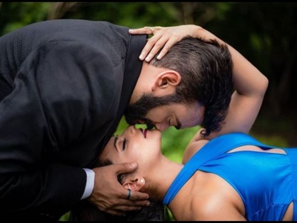 Marathi Actor Aastad Kale & Swapnali Patil very soon tie knot, romantic photo on social media | ऑनस्क्रीन भाऊ-बहीण, रिअल लाईफमध्ये अडकणार लग्नबंधनात पाहा त्यांचे Pre Wedding Photoshoot
