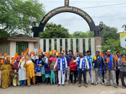 Provide grains 'offline' to beneficiaries; Demonstration by RPI in front of Collectorate | लाभार्थ्यांना 'ऑफलाईन' धान्य द्या; RPI तर्फे जिल्हाधिकारी कार्यालयासमोर निदर्शने