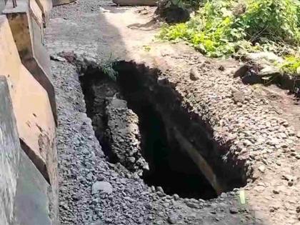 A huge pothole on the road leading towards Atal Setu in Sewri mumbai | शिवडीत अटल सेतूच्या दिशेने जाणाऱ्या रस्त्यावर भलंमोठं भगदाड, तब्बल १० ते १५ फुटांचा खड्डा!