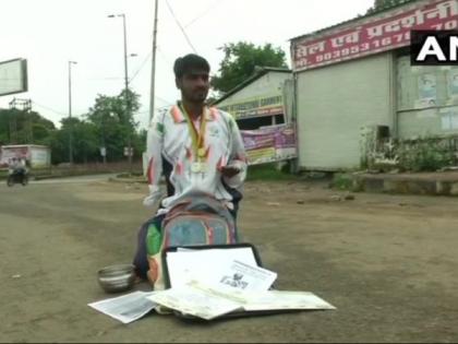 पदक जिंकणारा खेळाडू मागतोय रस्त्यावर भीक
