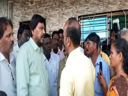 Sangli mass suicide case: Union Minister Ramdas Athavale visits the spot | म्हैसाळ सामूहिक आत्महत्या प्रकरण: आरोपीवर कठोर कारवाईची मागणी करणार - केंद्रीय मंत्री आठवले