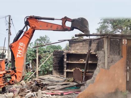 Bulldozers on encroachment at Sadar Bazar; Action of Satara Municipality | सदर बझार येथील अतिक्रमणावर बुलडोझर; सातारा पालिकेची कारवाई